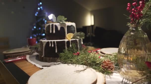 Csodálatos Ünnepi Hangulatú Karácsonyfa Hangulat Ebédlőben Gyömbértortával Szilveszterkor Vacsora Asztal — Stock videók