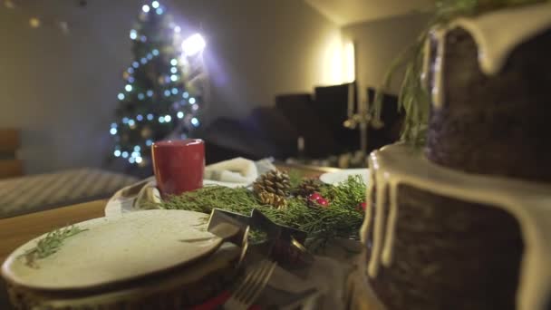 Excelente Atmosfera Árvore Natal Acolhedora Festiva Sala Jantar Com Bolo — Vídeo de Stock
