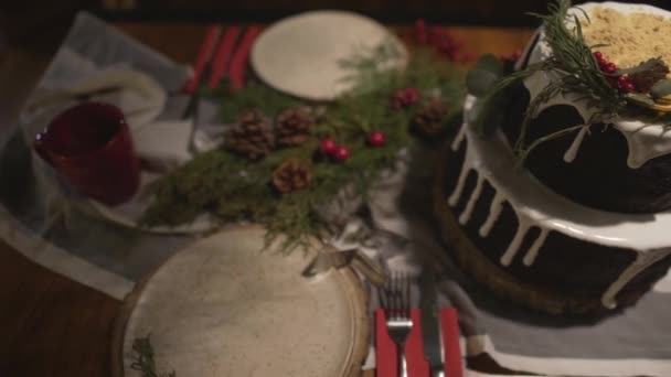 Top Panorama Uitzicht Prachtig Versierde Kerst Taart Eettafel Voor Nieuwjaar — Stockvideo