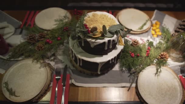 新年のお祝いのための素晴らしい装飾されたクリスマスケーキディナーテーブルの上のパノラマビュー家族のお祝いの雰囲気 — ストック動画