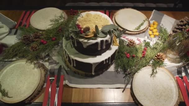 新春佳节期间装饰精美的圣诞蛋糕餐桌尽收眼底 — 图库视频影像
