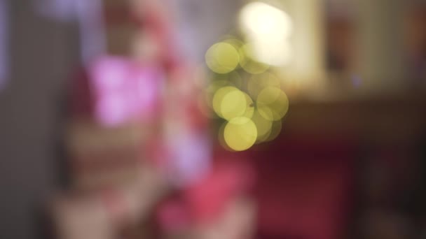 Defokussierte Wunderbare Aussicht Auf Verpackte Weihnachtsgeschenke Stapeln Sich Neujahrsbaum Festlich — Stockvideo