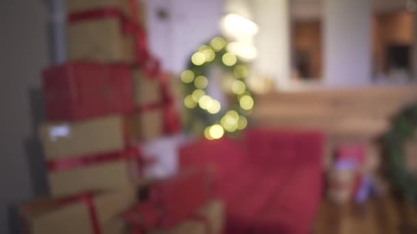 Rozostřený Krásný Výhled Zabalené Vánoční Dárky Hromádka Novoroční Stromeček Zdobené — Stock video