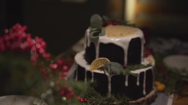 Panorama Vista Cerca Increíble Mesa Cena Pastel Navidad Decorada Para — Vídeo de stock