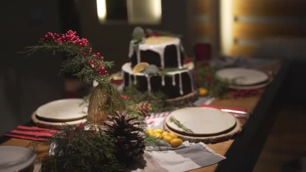 Panorama Close Vista Sobre Bela Mesa Jantar Natal Decorado Para — Vídeo de Stock