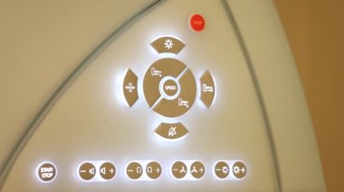 Otomatik tomografi makinesindeki dijital panel konsolundaki kadın el parmağı tuşuna yakın çekim yap