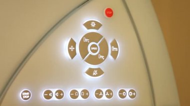 Otomatik MRI tomografi makinesindeki dijital panel konsolundaki kadın parmak tuşuna yakın çekim