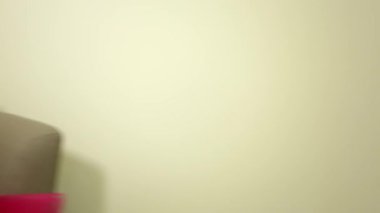 Sevimli, mutlu, sakin, çocuk sandalyeye oturmuş pelüş pelüş oyuncağını seyrediyor.