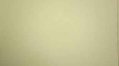 Küçük mutlu tatlı kız sakin çocuk sandalyeye oturmuş büyük pelüş oyuncak ayısına bakıyor.