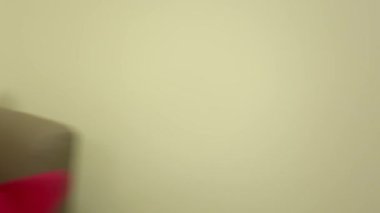 Sevimli küçük mutlu kız sakin çocuk sandalyede oturmuş büyük pelüş peluş oyuncak ayısına bakıyor.