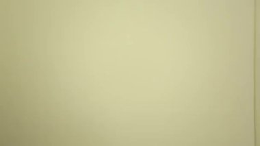 Küçük tatlı, mutlu, sakin kız çocuğu sandalyede oturmuş büyük pelüş pelüş oyuncak ayısına sevgiyle bakıyor.