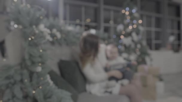 Glücklich Aufgeregte Junge Mutter Spielt Mit Ihrem Kleinen Jungen Weihnachtlich — Stockvideo