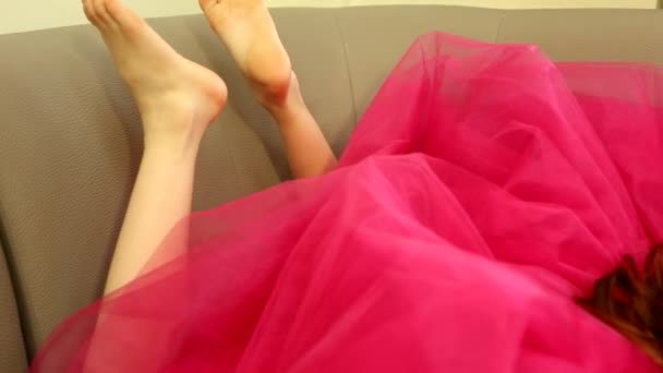 Little Feliz Animado Menina Bonito Criança Criança Vestido Rosa Incrível — Vídeo de Stock