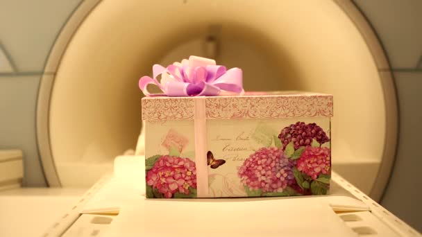 Grande Caixa Presente Bonito Com Fita Rosa Violeta Arco Deslizante — Vídeo de Stock