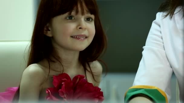 Little Fericit Drăguț Excitat Întuneric Fata Copil Copil Zâmbind Arătând — Videoclip de stoc
