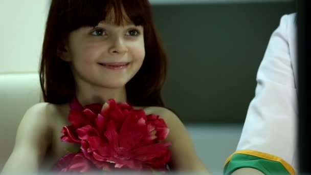 Sevimli Heyecanlı Mutlu Siyah Saçlı Kız Çocuk Gülümseyen Bilgisayar Ekranını — Stok video