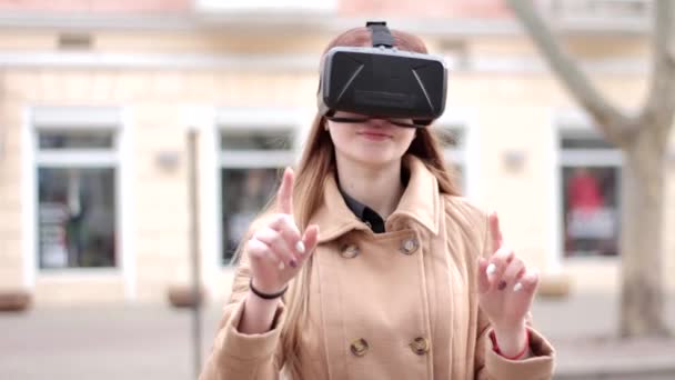 Gelukkig Jong Vrouw Dragen Cyberspace Technologie Virtual Reality Headset Bril — Stockvideo
