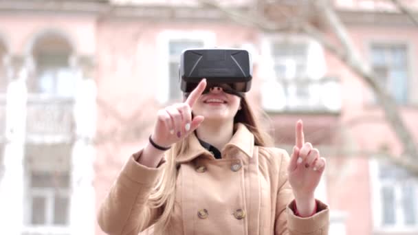 Młoda Szczęśliwa Kobieta Technologii Cyberprzestrzeni Wirtualnej Rzeczywistości Okulary Słuchawkowe Zabawy — Wideo stockowe