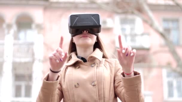 Jovem Mulher Feliz Vestindo Tecnologia Ciberespaço Realidade Virtual Óculos Fone — Vídeo de Stock