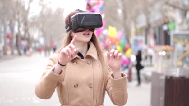 Giovane Ragazza Che Indossa Realtà Virtuale Auricolare Occhiali Tecnologia Cyberspazio — Video Stock