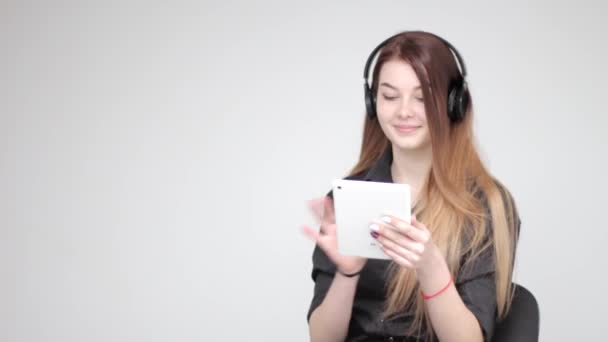 Junge Gut Aussehende Frau Hört Mit Weißem Tablet Musik Drahtlosen — Stockvideo