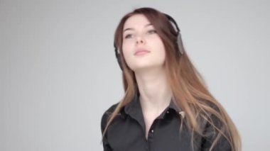 Genç ve mutlu bir kız. Kulaklıkla müzik dinliyor.