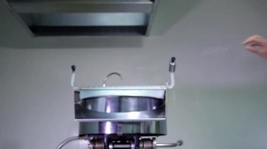 Tereyağlı, tatlı, karamelli, patlamış mısır otomatiğinin yakın çekim görüntüsü.