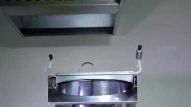 Peynirli tereyağı, tatlı karamelli patlamış mısır otomatiğinin yakın plan çekimi kızarmış mısır tohumu patlamasıyla çalışıyor.