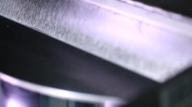 Otomatik dönen patlamış mısır makinesini kapağı açık küçük mısır tohumu ile karamel tatlı sosunu karıştırırken yakın plan çek.