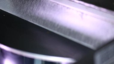 Otomatik dönen patlamış mısır makinesinin kapağı açılıyor. Karamelli tatlı peynir mısır tohumları yakın planda patlıyor.