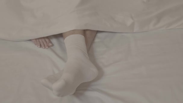 Mężczyzna Nogi Biały Skarpetki Dotknięte Dwa Kobiety Nagie Stopy Leżące — Wideo stockowe