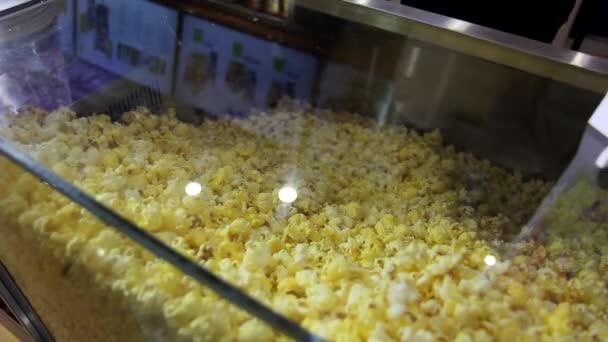 在Cimena电影院用奶酪焦糖爆米花爆米花爆米花近照 — 图库视频影像