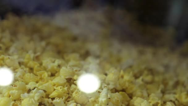 电影院里一大桶焦糖芝士奶油爆米花爆米花爆米花 — 图库视频影像