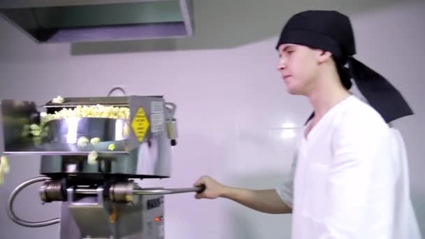 Jovem Atraente Trabalhador Cozinha Masculina Bandana Cabeça Preta Cheira Aroma — Vídeo de Stock