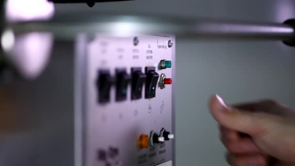 Otomatik Patlamış Mısır Yapma Makinesindeki Küçük Kırmızı Düğmeye Basarak Kızarmış — Stok video