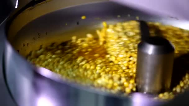 Închideți Împușcătura Semințe Porumb Uscate Mici Amestecând Sos Dulce Caramel — Videoclip de stoc