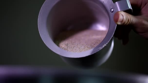 在自动爆米花制造机中 一个男人小心地从杯子里倒出少量红糖的特写镜头 — 图库视频影像