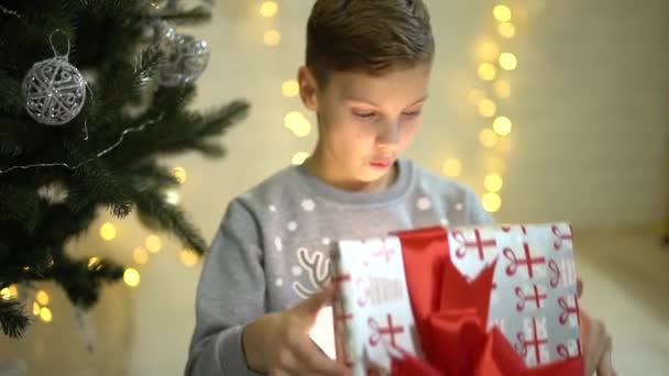 Gelukkig Opgewonden Kleine Jongen Openen Kerstcadeau Doos Verrast Ontzag Zitten — Stockvideo