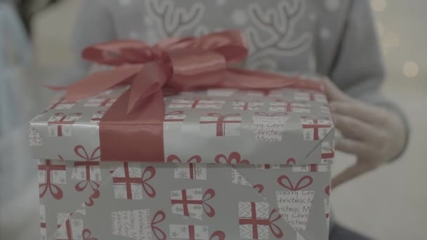 Närbild Glada Glad Pojke Öppna Julklapp Presentförpackning Förvånad Vördnad Sitter — Stockvideo