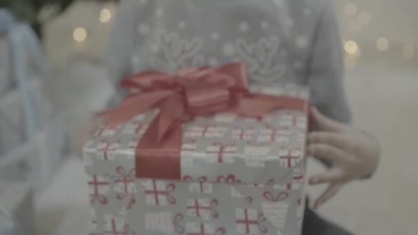 Close Widok Podekscytowany Szczęśliwy Chłopiec Dziecko Otwarcie Boże Narodzenie Prezent — Wideo stockowe