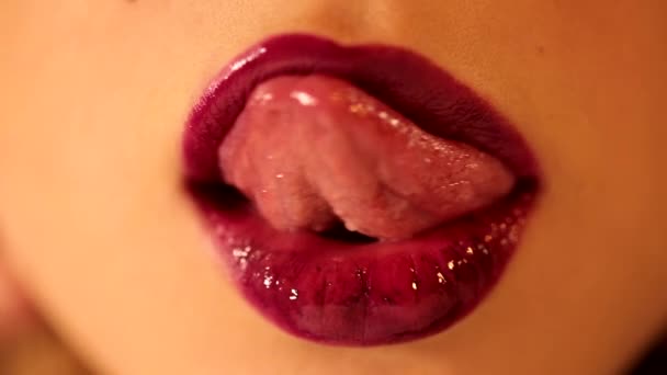 Primer Plano Mujer Atractiva Lengua Lamiendo Sus Labios Con Brillante — Vídeo de stock