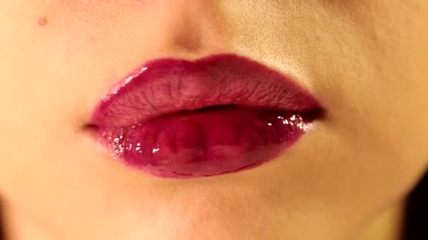 Piękna Kobieta Język Lizanie Jej Usta Jasnoczerwony Śliwka Błyszcząca Szminka — Wideo stockowe