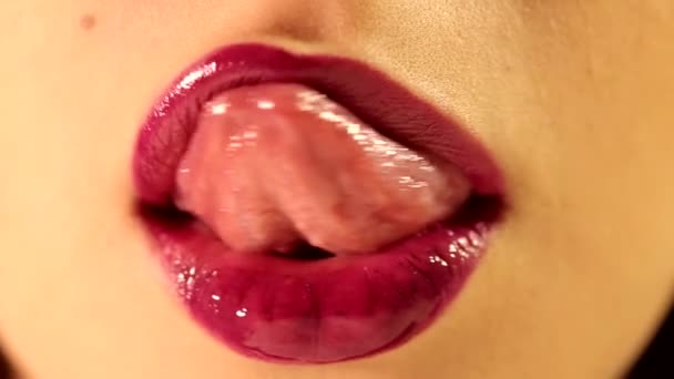 Aantrekkelijke Vrouwelijke Tong Likken Haar Lippen Met Diepe Heldere Rode — Stockvideo