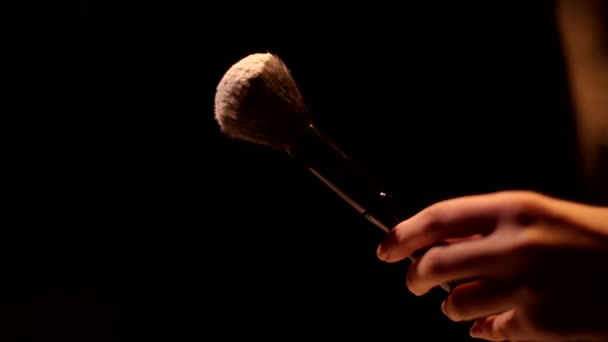 Zamknij Się Ciemne Tło Strzał Kobieta Ręka Gospodarstwa Makijaż Rumieniec — Wideo stockowe