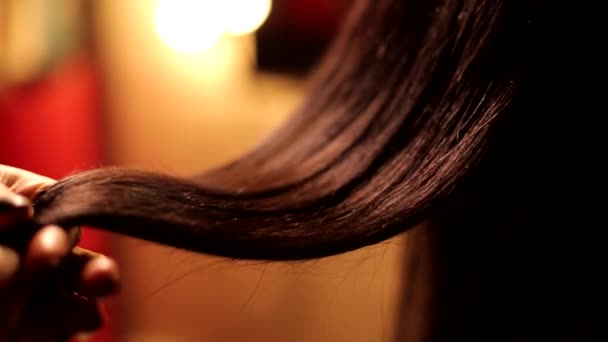 Vue Rapprochée Sur Femme Coiffeur Main Tournante Belle Droite Brune — Video