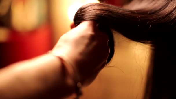 Vrouw Kapper Hand Roterende Mooie Rechte Chocolade Brunette Donker Kleur — Stockvideo