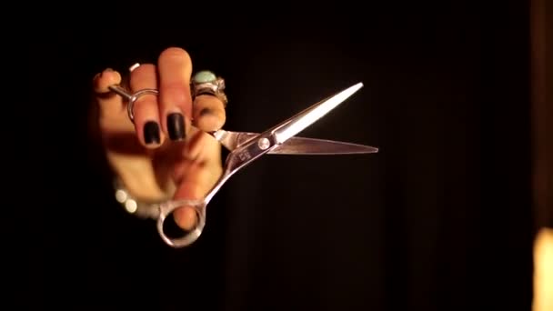 Profesjonalna Kobieta Fryzjer Golibroda Ruchome Nożyczki Nożyce Cięcie Ruch Powietrzu — Wideo stockowe
