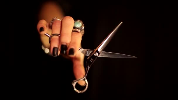 プロの女性の美容師理容師の手の動きはさみは黒の背景に空気中の切断運動を叫ぶ — ストック動画