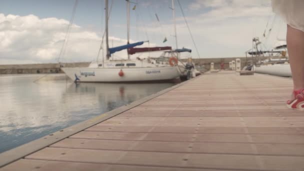 Çekici Genç Bir Kadın Yüksek Topuklularla Geri Dönüyor Tekne Limanındaki — Stok video