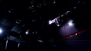 Otomatik odaklanma, neon mavi arka planda havada kaotik bir şekilde uçan sabun baloncuklarının animasyon görüntüsünü kapatır.